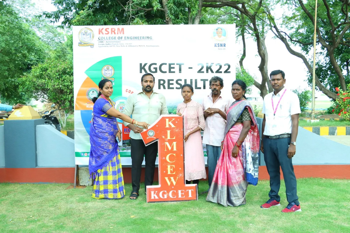 KGCET 2K22 — the top rank holder with her family, at KSRMCE